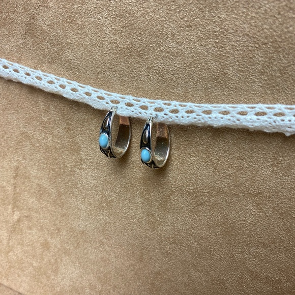 Silver hooped earrings with turquoise stone and clasp closure - Picture 1 of 6